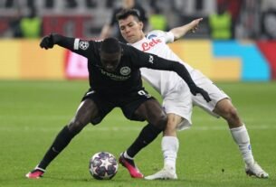 Randal Kolo Muani (decepção) - atacante jogou por 58 minutos até ser expulso de campo. Ganhou apenas 5 de 15 duelos com os rivais e finalizou só 1 vez. Nota 5.8 segundo a SofaScore - Foto: Daniel ROLAND / AFP